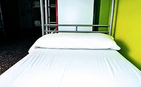 Hostel Onefam Les Corts Barcelona Exterior photo